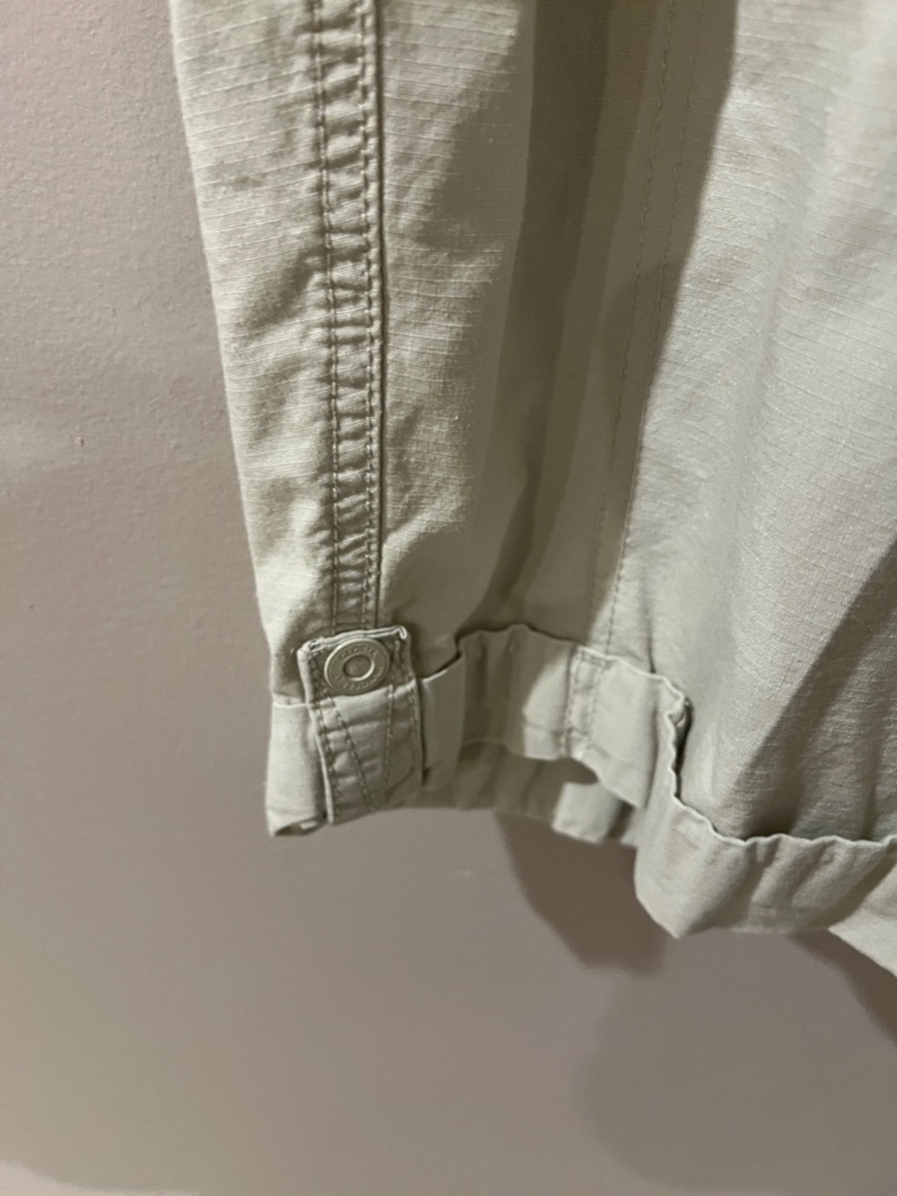 Gloria Vanderbilt Cream Cargo Shorts with Cuffed Hem Elastic Waistband Size 12 - Picture 3 of 6